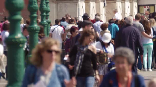スカルツィ教会前の混雑した歩道のスローモーション撮影 — ストック動画