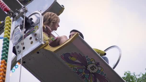 女孩跟男孩在摩天轮的椅子上 — 图库视频影像