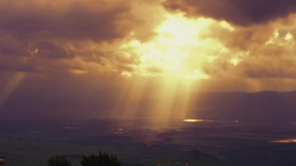 Promienie słoneczne oświetlające doliny w Izraelu — Wideo stockowe