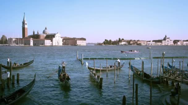 Tournage de plusieurs gondoles dans le canal avec l'île de San Giorgio . — Video