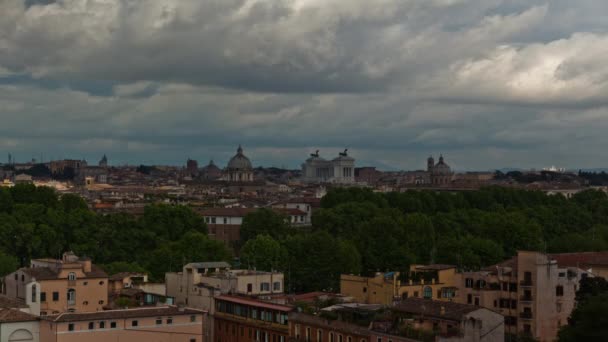 Time-lapse of the Roman skyline with the Vittoraino in the background. — стокове відео