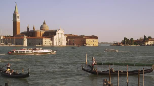 Girato di diverse gondole e un vaporetto nel canale con l'isola di San Giorgiol . — Video Stock