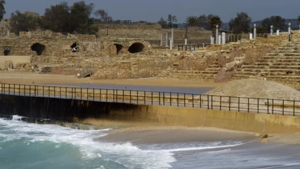 Caesarea en golven in Israël — Stockvideo