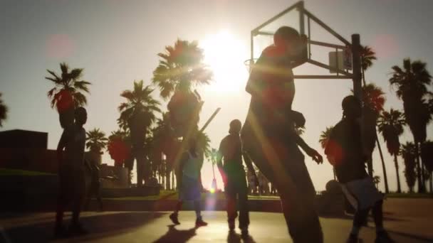 Venice Beach yakınlarındaki basketbol oyunu — Stok video