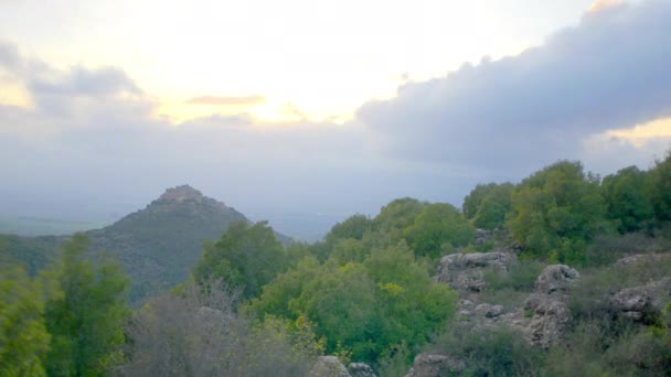 Wolkenbedeckter Sonnenuntergang auf einem Hügel in Island. — Stockvideo