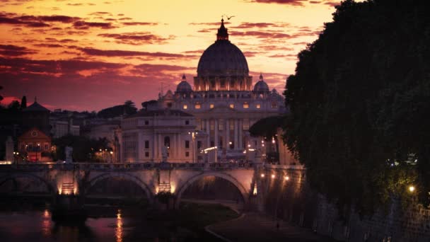 Severní strana Ponte Sant'Angelo a baziliky svatého Petra v západu slunce — Stock video