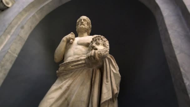 Отслеживание изображения статуи человека, держащего голову — стоковое видео