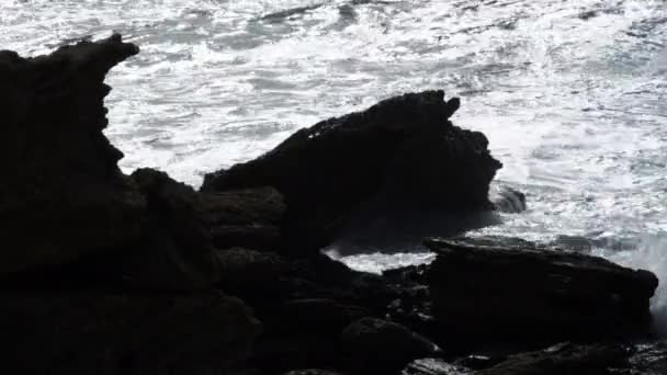 Волны бьют по скалистому побережью — стоковое видео