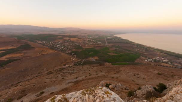 Puesta de sol desde el monte Arbel con vistas al mar de Galilea . — Vídeos de Stock
