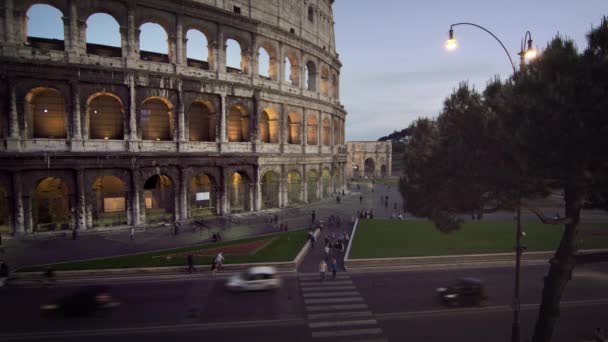 Colosseum and Arch of Constantine and Italian street — Wideo stockowe