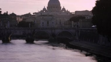 St. Peter's Basilica Tiber üzerinde bir Köprüsü'nden kubbe görüntüleri