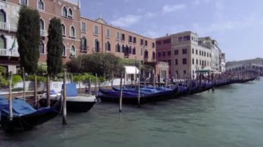 Gondol pass Grand Canal'da demirledi