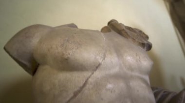 Vatikan Müzesi içinde başsız erkek heykeli