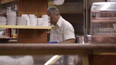 Bir İtalyan kafe ve arka odaya hazırlıkları yavaş atış statik.