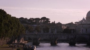 St. Peter's Basilica Tiber üzerinde bir Köprüsü'nden kubbe görüntülerini kaydırma
