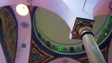 İsrail'de bir cami sütununda filme  
