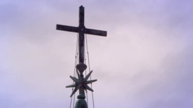 St. Peters bazilikası yakınında çapraz