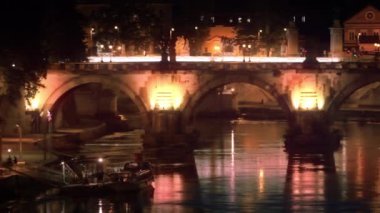 Soldan sağa pan ışıklı Ponte Sant'Angelo geceleri
