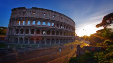 Colosseum ve gün batımında sokak trafik hızlandırılmış.