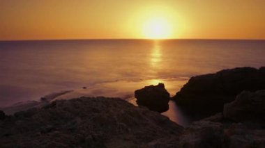 Güneş batmadan ise kayalık sahil