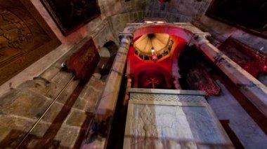 Ermeni kilise, kutsal elbiseler bölümü görüntülerini aşağılardan izleme