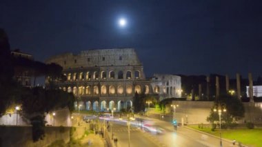Colosseum ve sokak trafik hızlandırılmış mehtaplı.