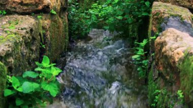 İsrail bir taş su kemeri akan su