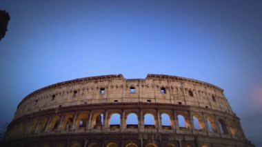Geceleri aydınlatılmış Colosseum.