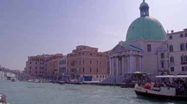 San Simeone Piccolo büyük Kanal üzerinde geçen bir turist tekne ağır çekim görüntüleri