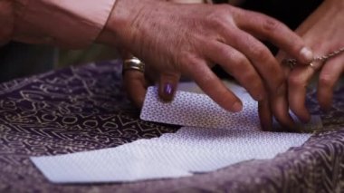 el altı tarot kartları seçerek