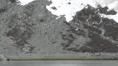 dağ kısmen Alaska kar ile kaplı.