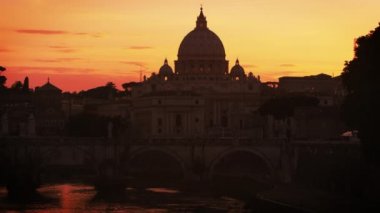 Gün batımında Ponte Sant'Angelo ve St Peter's Bazilikası'nın kuzey tarafında