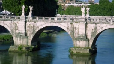 Roma'da heykelle süslenmiş Ponte Sant'Angelo