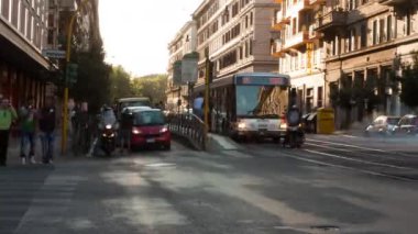 Roma'da işlek bir cadde ve şehir arabası durdurmak zaman atlamalı.