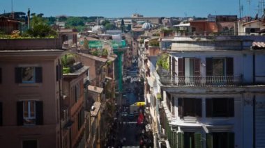 Roma'daki İspanyol Merdivenleri'nin via Condotti.