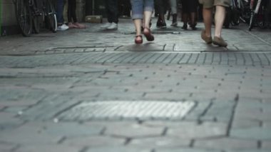 Amsterdam bir kaldırımda yürürken insanların ayaklarını