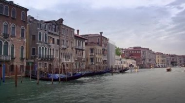 Motorlu tekneler, gondol ve Grand Canal binaların.