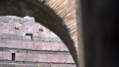 Bir kemer Colosseum standları üst köşesine odaklı görüntüleri