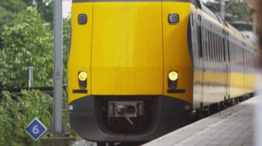 Amsterdam'da bir tren istasyonunda gelen tren