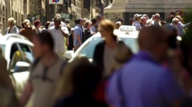 Roma, İtalya kalabalık kaldırımlar arasında ağır çekimde iki taksi geçmek