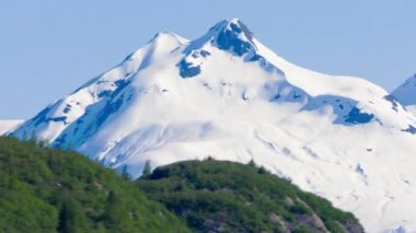 Hızlandırılmış bir kar görünümünü seyahat kaplı dağ Glacier Bay, Alaska