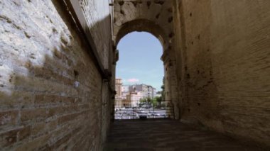 İtalyan binalar ve Colosseum kapıdan güneşli bir günde görülen arabalar