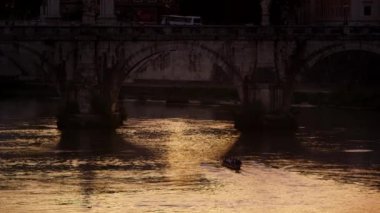 Footage of a bridge on the Tiber