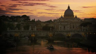 Bir tekne altında Ponte Sant'Angelo gece karanlığında yolculuk..