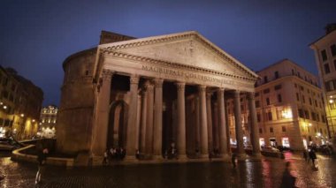 Yağmurlu bir gecede Pantheon'un hızlandırılmış