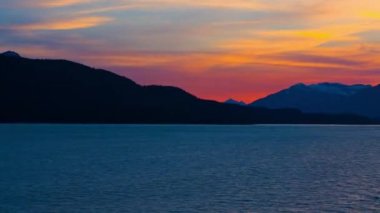 Haines, Alaska yakınlarındaki bir yolcu gemisinden siluetli gün batımının seyahat zaman atlamalı.