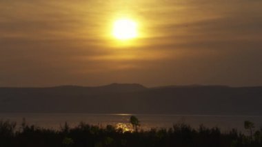 Celile Denizi 'nde sarı gün batımı İsrail' de çekildi