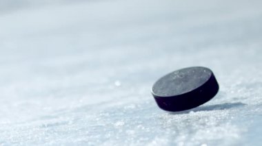 Hokey diski buz ve eldivenli elini tarafından aldı ediliyor üzerine düşen