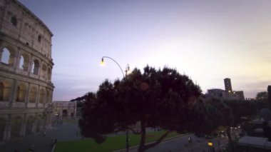 Sağdan sola pan Constantinus'un Arch ve Colosseum