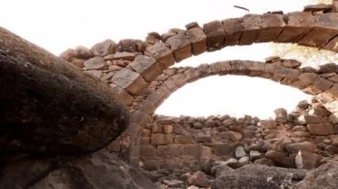 Zaman atlamalı izleme altında iki kemerli taş